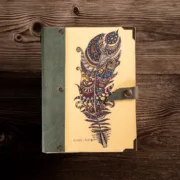Χειροποίητο Τετράδιο με Σχέδιο Boho Φτερό & Δερμάτινο Κούμπωμα