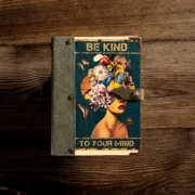 Χειροποίητο Τετράδιο Με “Be Kind To Your Mind” & Δερμάτινο Κούμπωμα