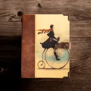 Χειροποίητο Τετράδιο με Vintage Ποδήλατο Και Μαγική Φιγούρα & Δερμάτινο Κούμπωμα