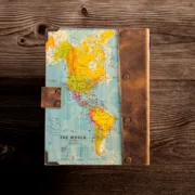 Χειροποίητο Τετράδιο με Ξύλινο Εξώφυλλο Travel Blue Map Σχέδιο & Vintage Γάντζο - Image 2