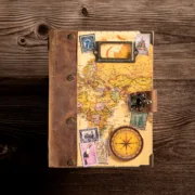Χειροποίητο Τετράδιο με Ξύλινο Εξώφυλλο Travel Beige Map Σχέδιο & Vintage Γάντζο