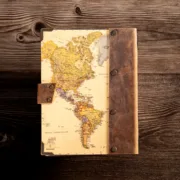 Χειροποίητο Τετράδιο με Ξύλινο Εξώφυλλο Travel Beige Map Σχέδιο & Vintage Γάντζο - Image 2
